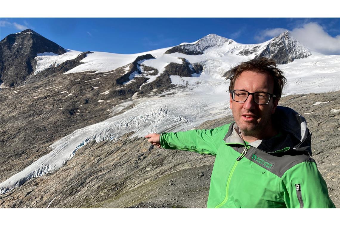Florian Jurgeit vom Nationalpark Hohe Tauern zeigt von der Neuen Prager Hütte auf den inzwischen weit entfernten Gletscher.