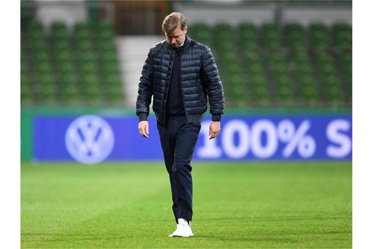 Florian Kohfeldt geht nach dem Spiel enttäuscht über das Spielfeld, aber er bleibt Trainer von Werder Bremen. Foto: Carmen Jaspersen/dpa