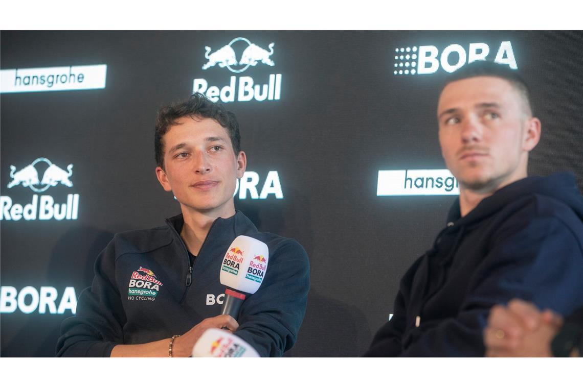 Florian Lipowitz (l) und Remco Evenepoel nehmen an einer Pressekonferenz teil. (Archivbild)