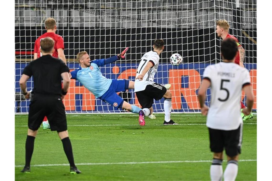 Florian Neuhaus (M/17) trifft zum 1:0 gegen Dänemark. Foto: Federico Gambarini/dpa
