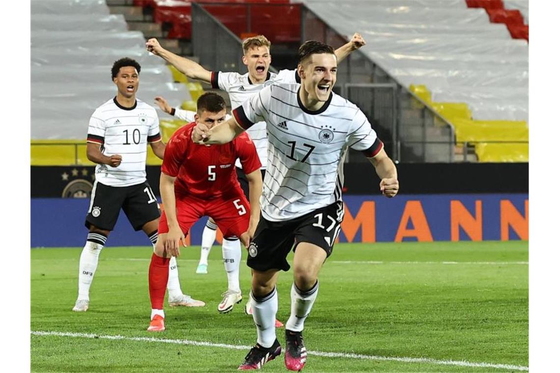 Florian Neuhaus (r/17) jubelt über sein Tor zum 1:0. Foto: Christian Charisius/dpa