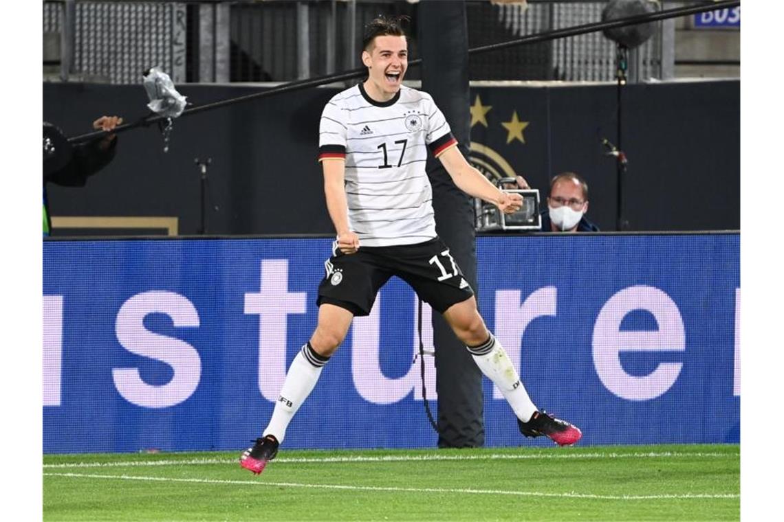 Neuhaus wirbt für sich - Löw muss einen Star opfern Florian Neuhaus traf gegen Dänemark. Foto: Federico Gambarini/dpa