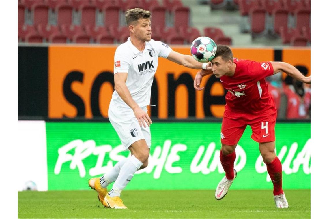 Niederlechner rechnet fest mit Tor: „Sehr gutes Gefühl“ Florian Niederlechner (l) kämpft um den Ball. Foto: Matthias Balk/dpa/Archivbild