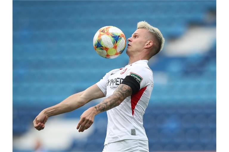Florian Pick für Kaiserslautern am Ball. Foto: Ronny Hartmann/dpa/Archivbild