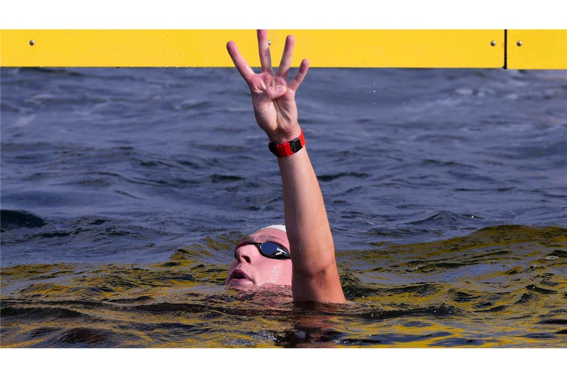 Florian Wellbrock aus Deutschland reagiert nach seinem Sieg im Mixed-Finale über 4x1500 m Freiwasser. Es ist seine vierte Goldmedaille bei dieser WM.