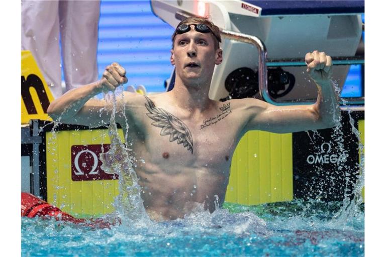 Florian Wellbrock feiert seine zweite WM-Goldmedaille in Südkorea. Foto: Bernd Thissen