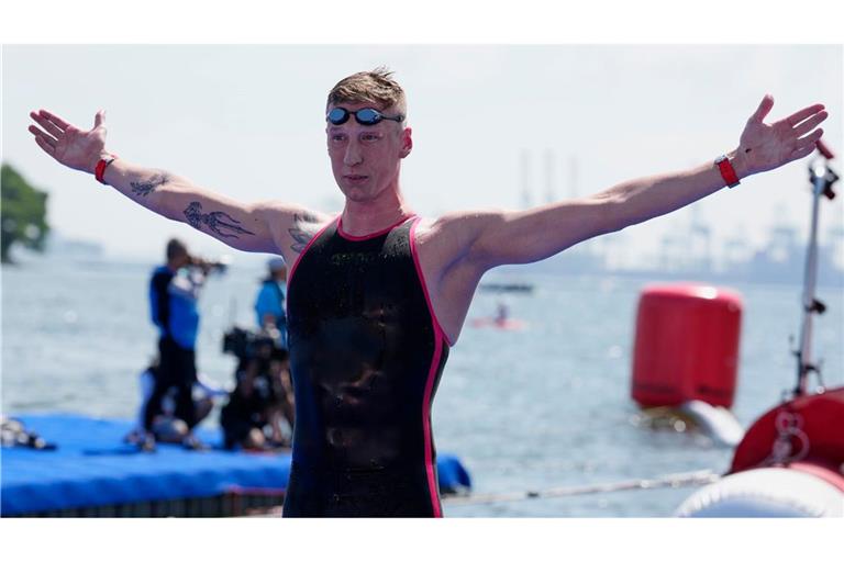 Florian Wellbrock feiert seinen WM-Titel.