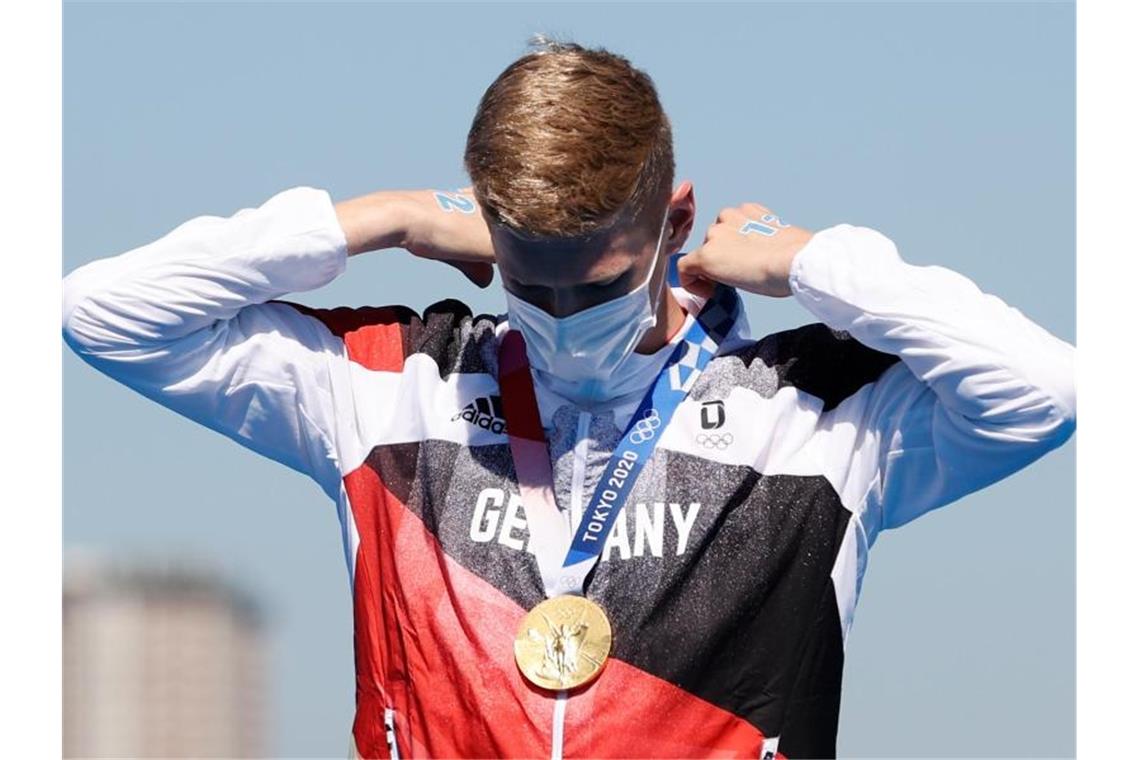 Florian Wellbrock hat endlich die olympische Goldmedaille um den Hals. Foto: Oliver Weiken/dpa