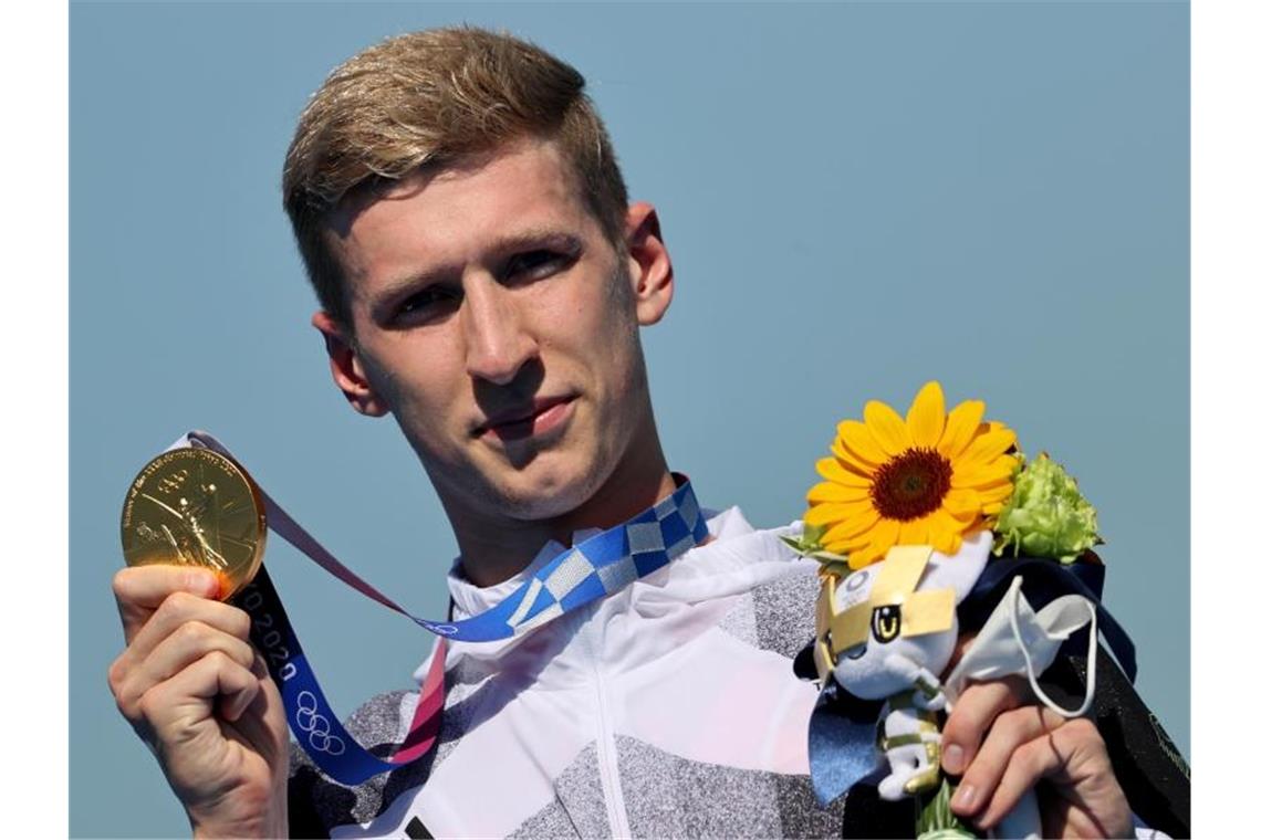 Florian Wellbrock präsentiert stolz die Goldmedaille. Foto: Oliver Weiken/dpa