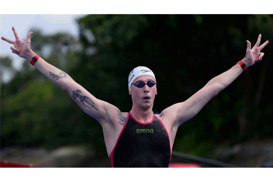 Florian Wellbrock zeigt es an: Drei Titel hat er in Singapur schon gewonnen.