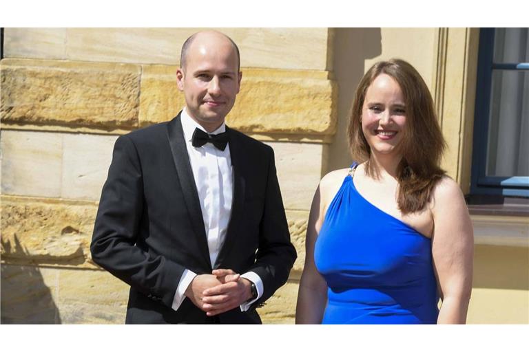 Florian Wilsch – rasiert und mit neuer Frisur - mit Gattin Ricarda Lang bei den Bayreuther Festspielen am 25. Juli 2025.