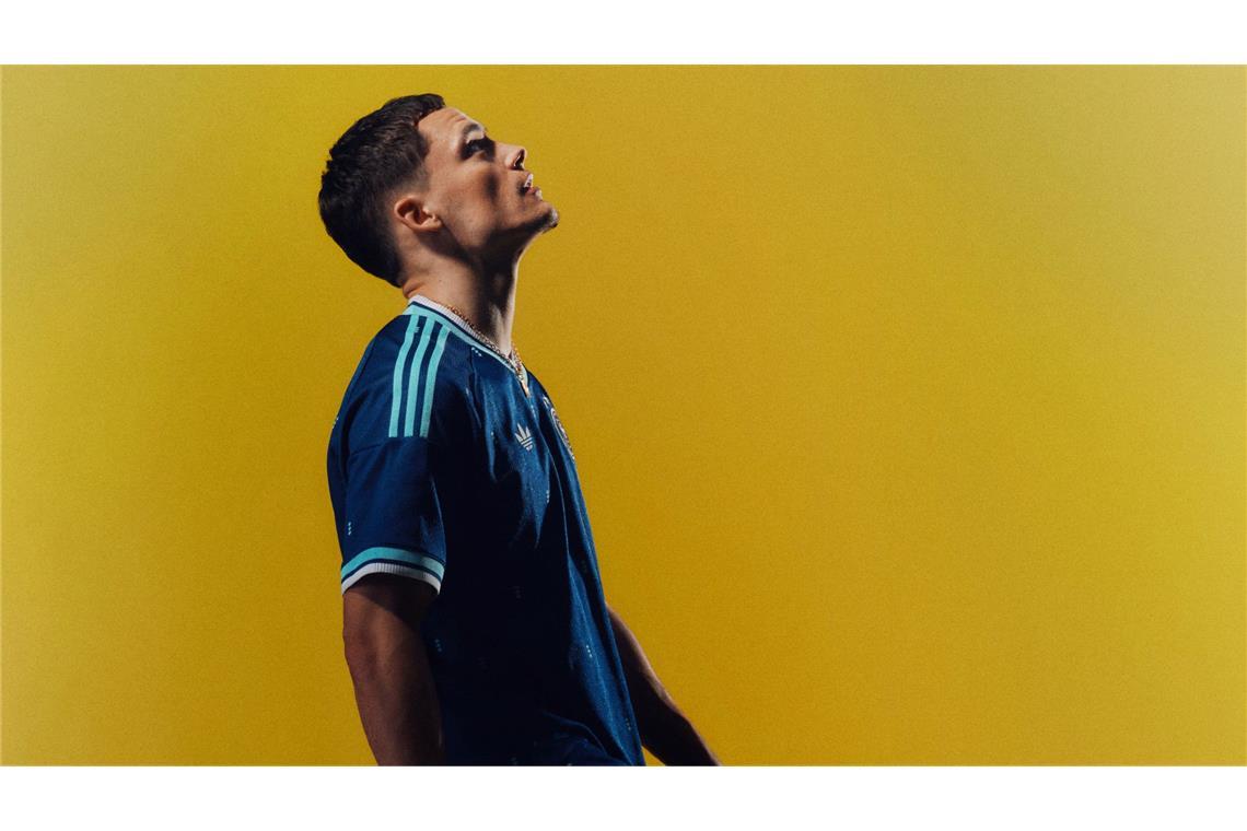 Florian Wirtz findet das neue Auswärtstrikot "ungewöhnlich".