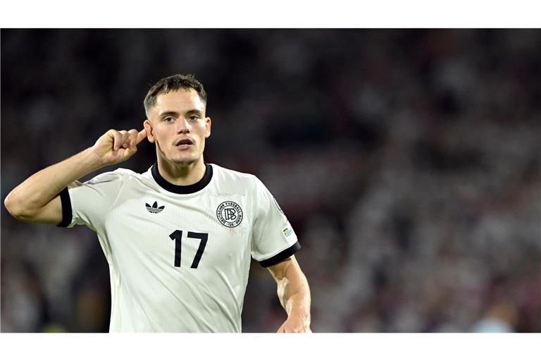 Florian Wirtz jubelt nach seinem Freistoßtor.