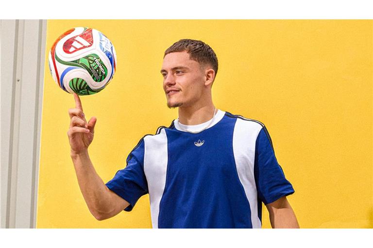 Florian Wirtz mit dem offiziellen WM-Spielball "Trionda".