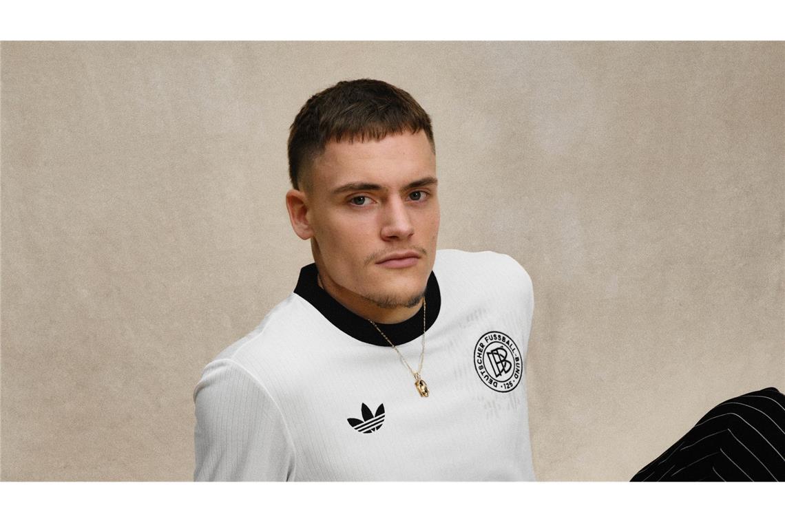 Kimmich und Co. im Retro-Trikot gegen Italien Florian Wirtz posiert mit dem DFB-Retro-Trikot.