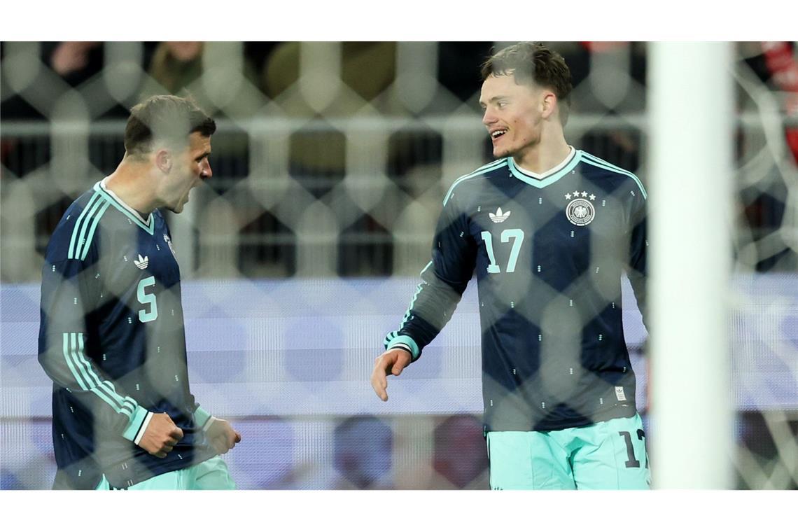 Florian Wirtz (r) jubelt nach seinem Siegtor zum 4:3 mit Pascal Groß.