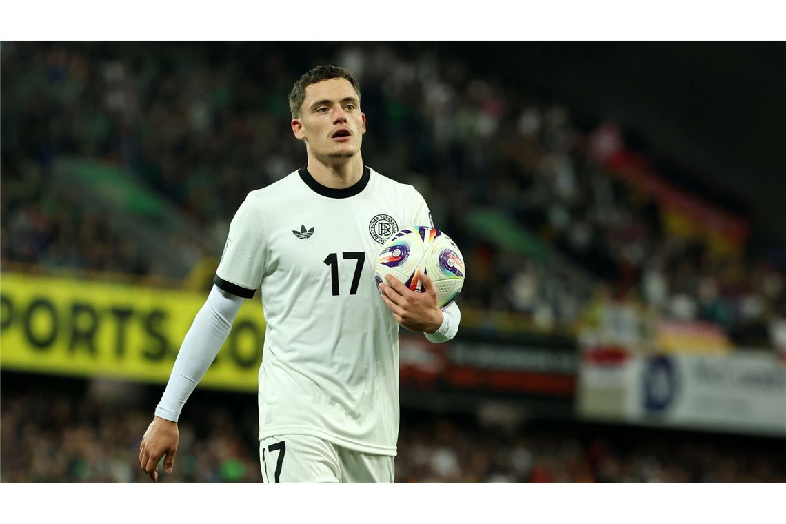Die Fußball-Nationalmannschaft in der Einzelkritik Florian Wirtz trägt den Ball zu einer Ecke.