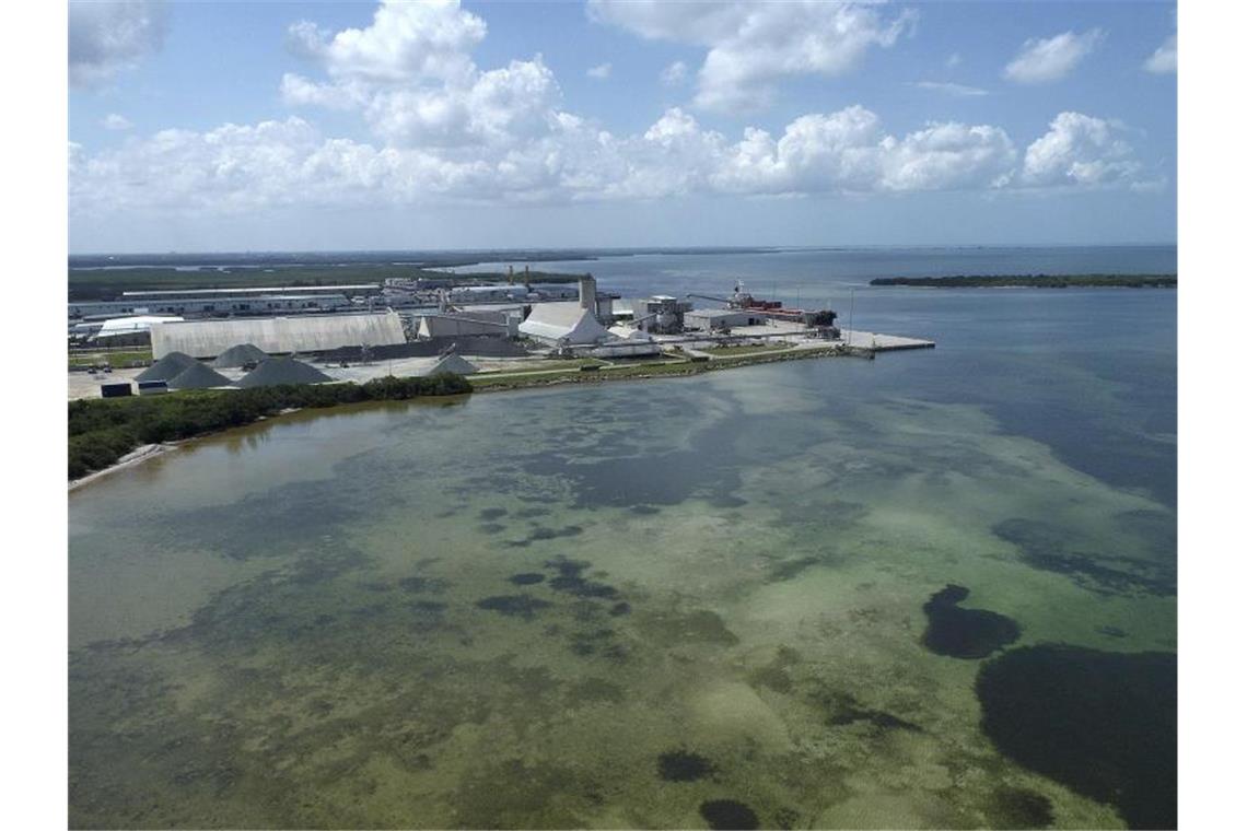 Floridas Governeur DeSantis hat den Notstand ausgerufen: Südlich von Tampa droht das Abwasserbecken einer früheren Düngemittelfabrik zu bersten. Foto: Tiffany Tompkins/The Bradenton Herald/AP/dpa