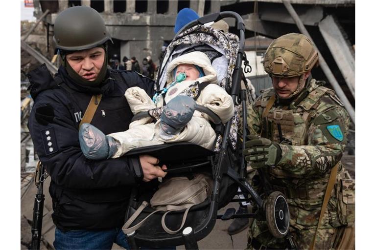 Flucht über Trümmer - dazu die ständige Angst vor Beschuss: Die Evakuierung von Zivilisten aus ukrainischen Städten wie Irpin gestaltet sich schwierig. Foto: Mykhaylo Palinchak/SOPA Images via ZUMA Press Wire/dpa
