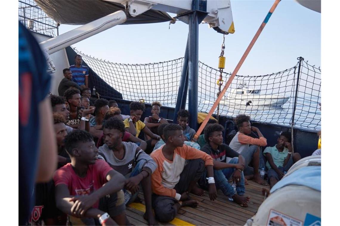 Sea-Eye rettet wieder: 44 Migranten von Holzboot aufgenommen Flüchtlinge an Bord des Seenotrettungsschiffs „Alan Kurdi“. Foto: Fabian Heinz/Sea-Eye
