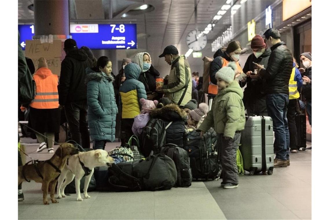 Auswärtiger Ausschuss tagt zu Ukraine-Flüchtlingen Flüchtlinge aus dem ukrainischen Kriegsgebiet warten im Hauptbahnhof Berlin. Foto: Paul Zinken/dpa