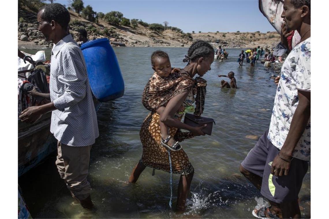 Flüchtlinge aus der Region Tigray kommen am Ufer des Tekeze-Setit im Sudan an. (Archivbild). Foto: Nariman El-Mofty/AP/dpa