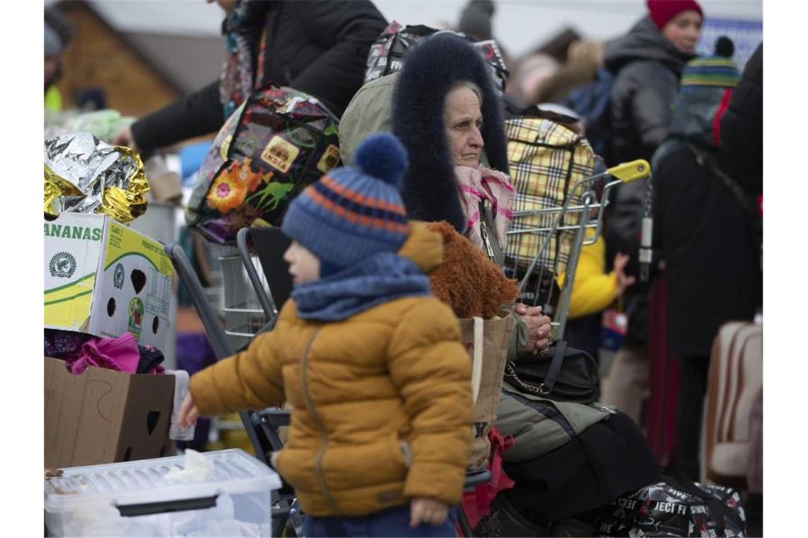 Flüchtlinge aus der Ukraine kommen am Grenzübergang in Medyka an. Foto: Visar Kryeziu/AP/dpa