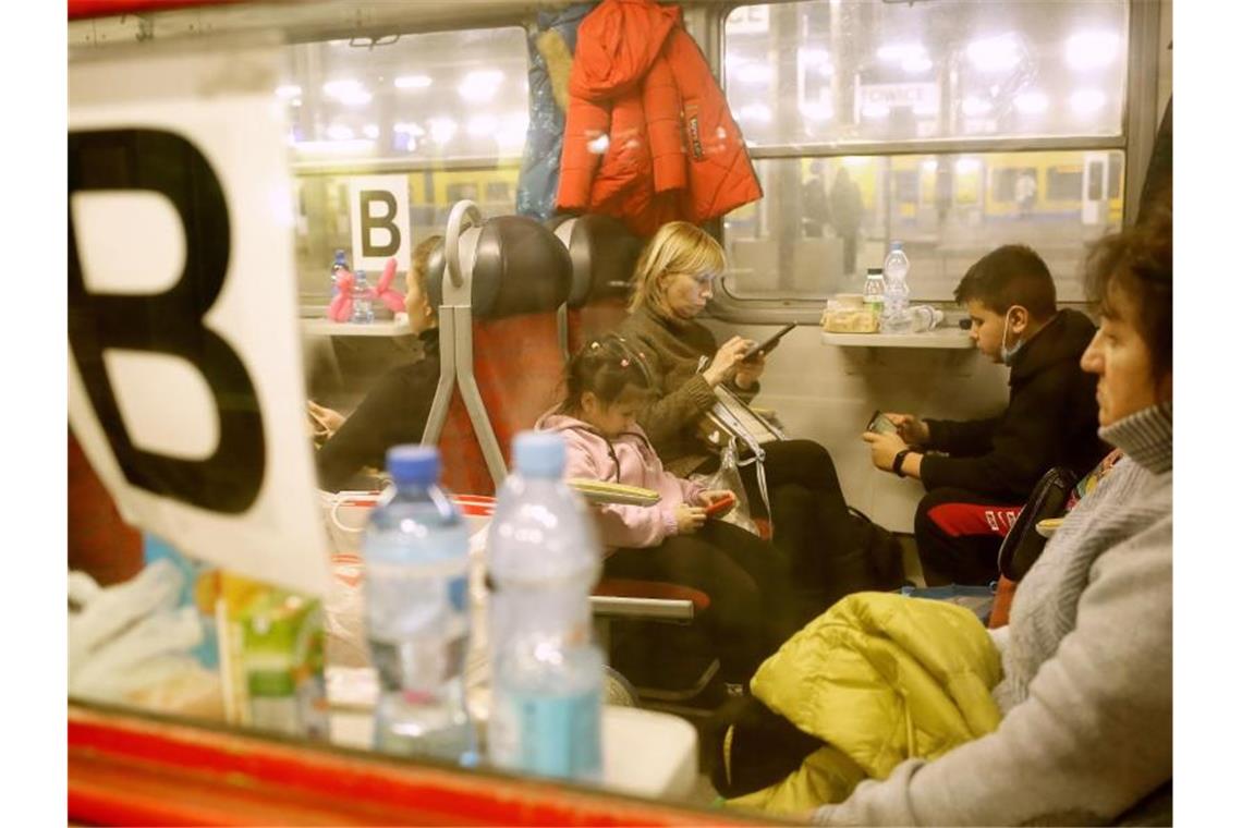 Schule für Kriegsflüchtlinge: „Wir müssen Kindern helfen“ Flüchtlinge aus der Ukraine sitzen am Bahnhof in einem Personenzug in Richtung Deutschland. Foto: Zbigniew Meissner/PAP/dpa
