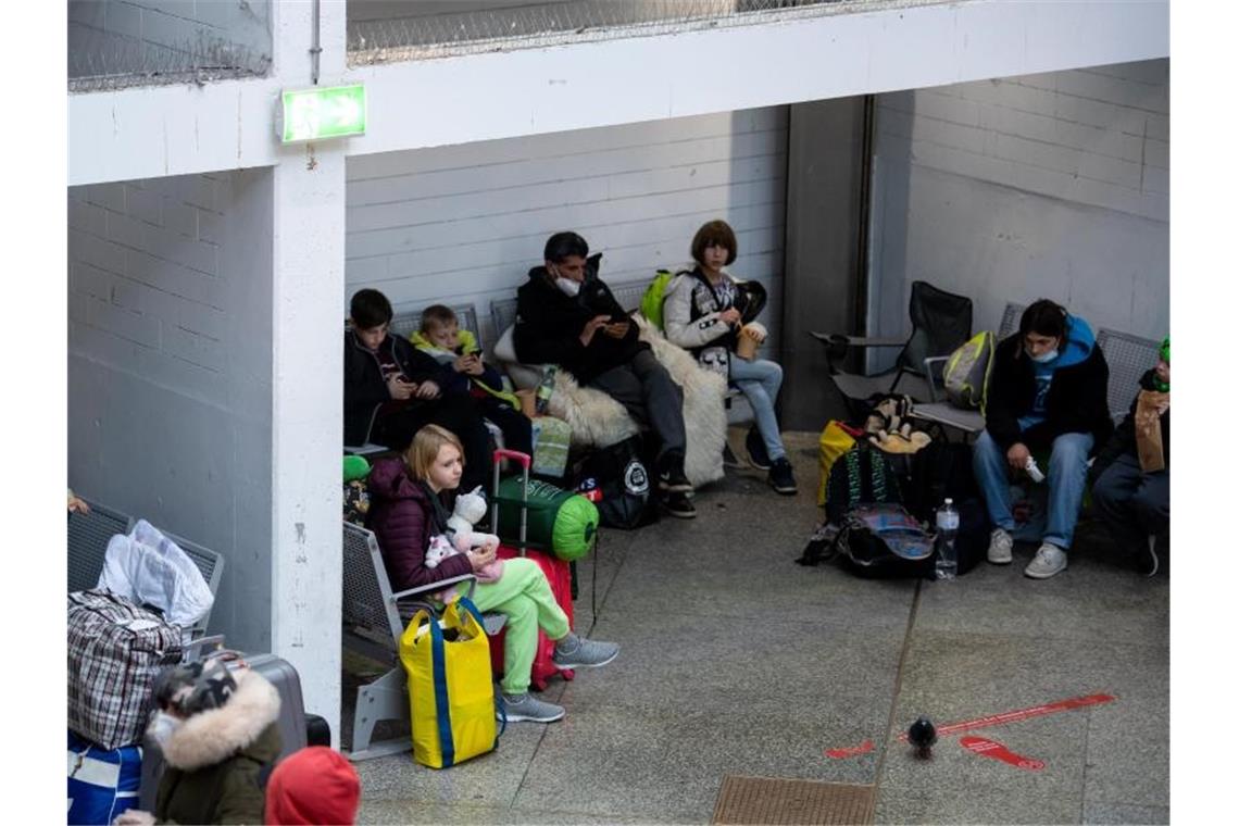Faeser: Kein Sicherheitsrisiko bei Ukraine-Geflüchteten Flüchtlinge aus der Ukraine warten nach ihrer Ankunft am Hauptbahnhof in München. Foto: Sven Hoppe/dpa