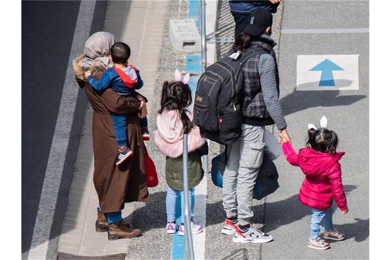 Flüchtlinge aus Griechenland nach der Landung auf dem Flughafen Hannover. Foto: Julian Stratenschulte/dpa