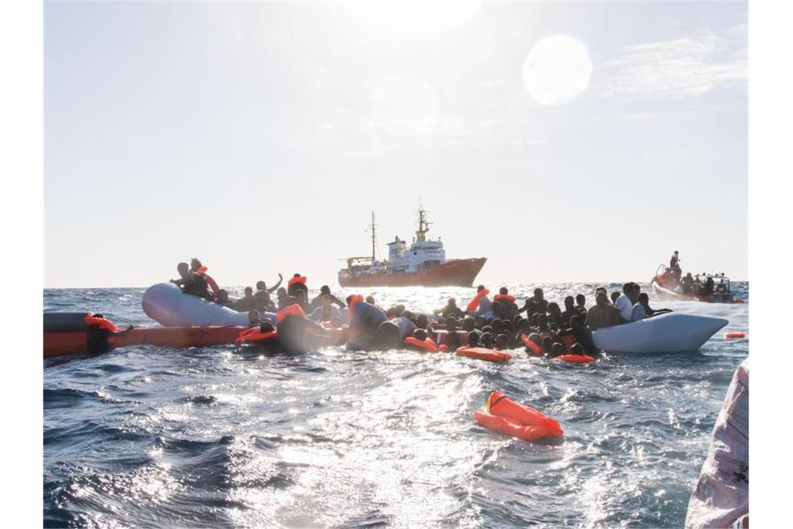 Flüchtlinge, die auf Booten von Libyen aus nach Italien übersetzen wollten, werden während eines Rettungseinsatzes vor der nordafrikanischen Küste geborgen. Foto: Laurin Schmid/SOS Méditerranée