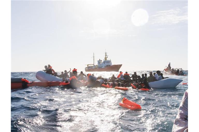 Flüchtlinge, die auf Booten von Libyen aus nach Italien übersetzen wollten, werden während eines Rettungseinsatzes vor der nordafrikanischen Küste geborgen. Foto: Laurin Schmid/SOS Méditerranée