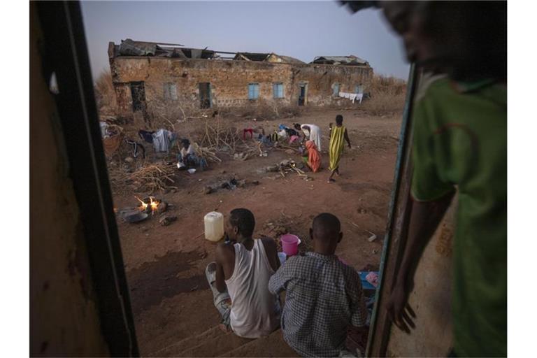 Flüchtlinge, die vor dem Konflikt in der äthiopischen Region Tigray geflohen sind, im provisorischen Unterkünften im Flüchtlingslager Umm Rakouba im Ostsudan. Foto: Nariman El-Mofty/AP/dpa