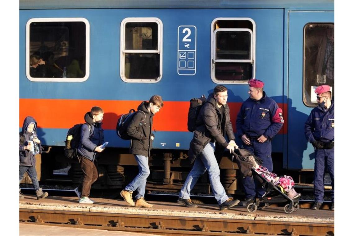 Bereits mehr als 1,5 Millionen Ukraine-Geflüchtete Flüchtlinge, die vor dem Krieg in der Ukraine geflohen sind, kommen am ungarischen Bahnhof in Zahony an. Foto: Darko Vojinovic/AP/dpa