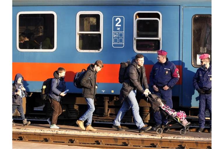 Flüchtlinge, die vor dem Krieg in der Ukraine geflohen sind, kommen am ungarischen Bahnhof in Zahony an. Foto: Darko Vojinovic/AP/dpa