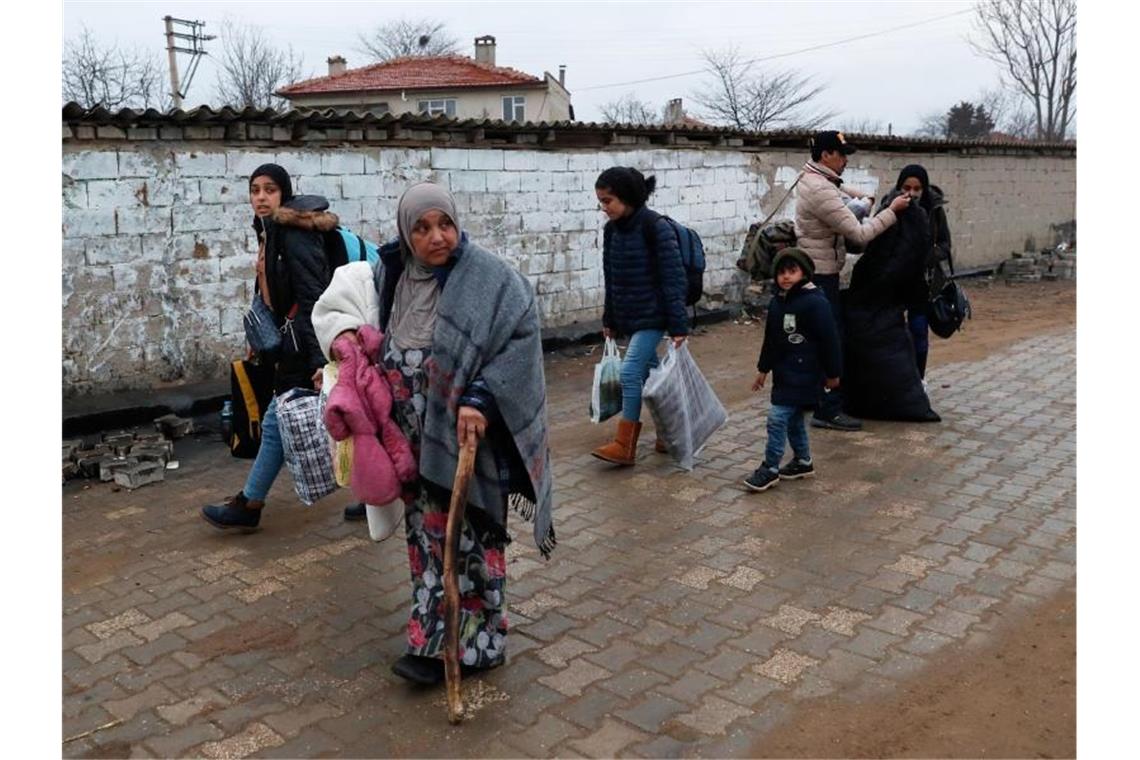 Flüchtlinge gehen zum türkisch-griechischen Grenzübergang Pazarkule. Foto: Darko Bandic/AP/dpa