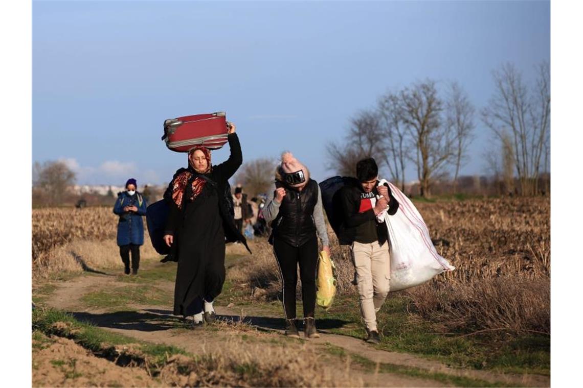 Krise in Syrien: EU-Grenze zur Türkei wird zum Brennpunkt Flüchtlinge in der Türkei auf dem Weg zur griechischen Grenze. Foto: ---/XinHua/dpa