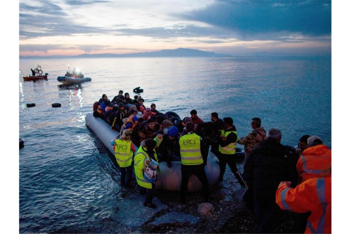 Berlin besorgt über mehr Flüchtlingsankünfte in Griechenland Flüchtlinge kommen in einem Schlauchboot auf der griechischen Insel Lesbos an. Foto: Kay Nietfeld
