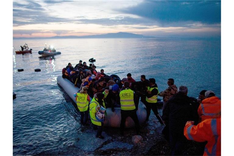 Flüchtlinge kommen in einem Schlauchboot auf der griechischen Insel Lesbos an. Foto: Kay Nietfeld/dpa/Archiv