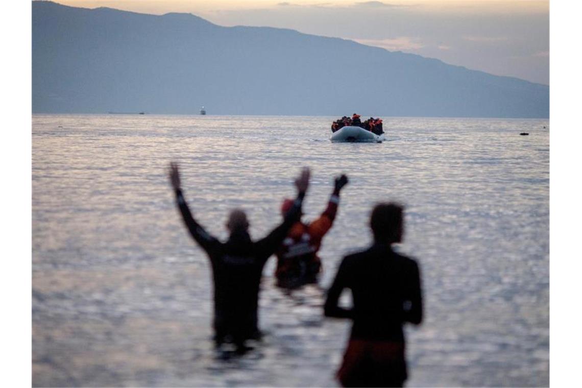Flüchtlinge kommen in einem Schlauchboot aus der Türkei auf der griechischen Insel Lesbos an. Foto: Kay Nietfeld