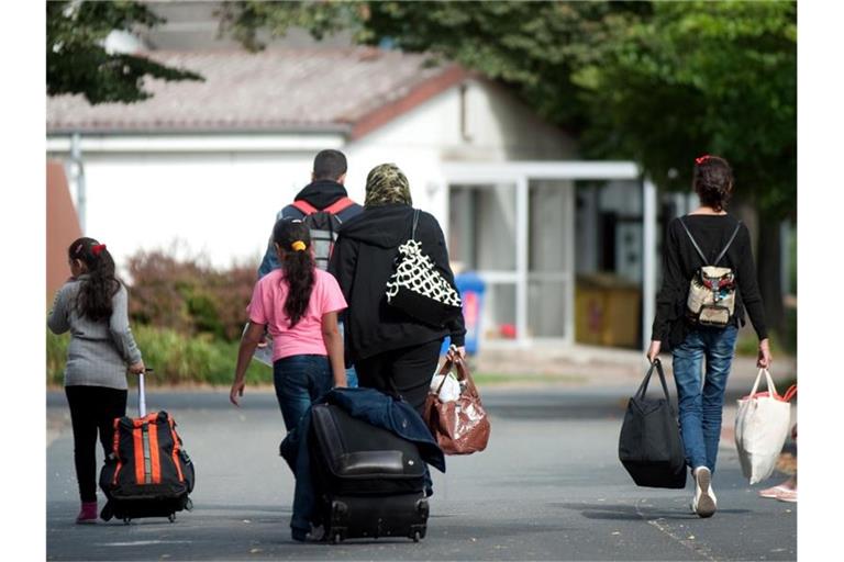 Flüchtlinge kommen in einer Flüchtlingsunterkunft an. In den Jahren 2015 und 2016 hatte Deutschland insgesamt mehr als 1,1 Millionen Asylsuchende aufgenommen. Foto: Swen Pförtner/dpa