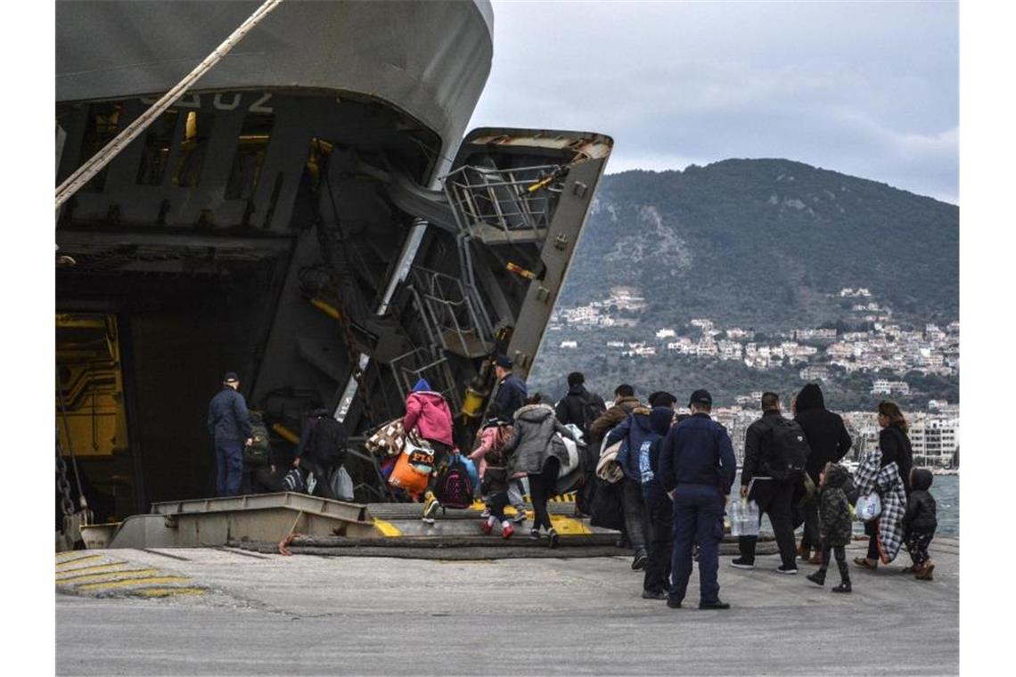 Flüchtlinge Mitte der Woche im Hafen von Lesbos. Foto: Panagiotis Balaskas/AP/dpa