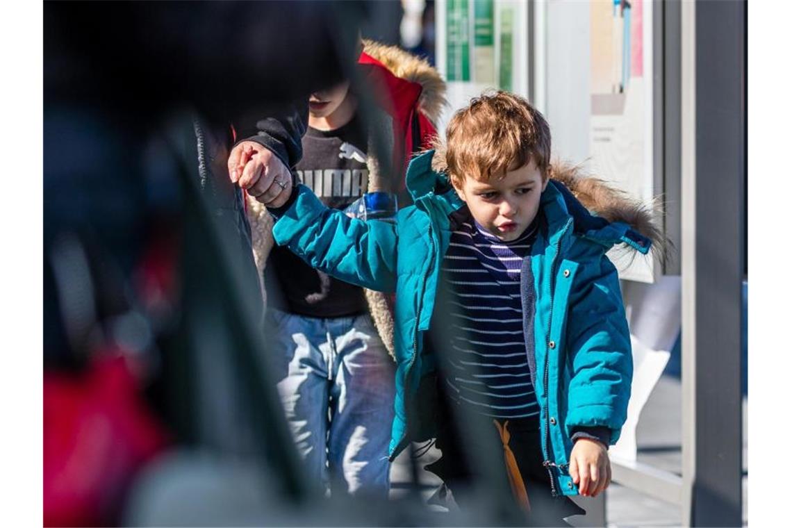 Zahl der neu erfassten Ukraine-Flüchtlinge sinkt leicht Flüchtlinge nach ihrer Ankunft mit einem Sonderzug in Cottbus. Foto: Frank Hammerschmidt/dpa-Zentralbild/dpa