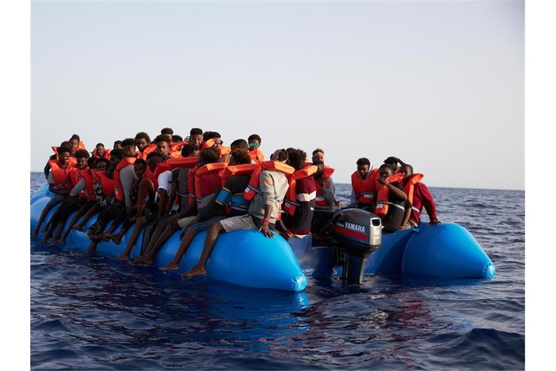 Flüchtlinge sitzen vor der Küste von Libyen in einem Schlauchboot. Foto: Fabian Heinz/Sea-Eye