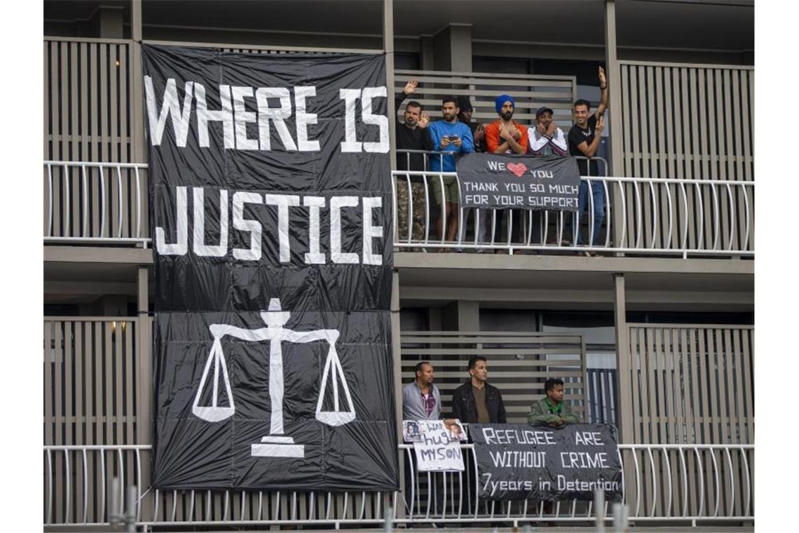 Australische Einwanderungshaft im Schnitt fast 700 Tage Flüchtlinge und Asylsuchende in Brisbane, die in australischer Einwanderungshaft sind, während einer Demonstration. Foto: Glenn Hunt/AAP/dpa