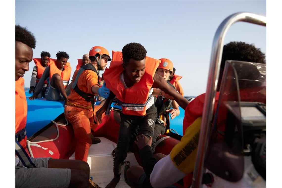 Flüchtlinge verlassenen vor der Küste von Libyen ihr Schlauchboot. Foto: Fabian Heinz/Sea-Eye