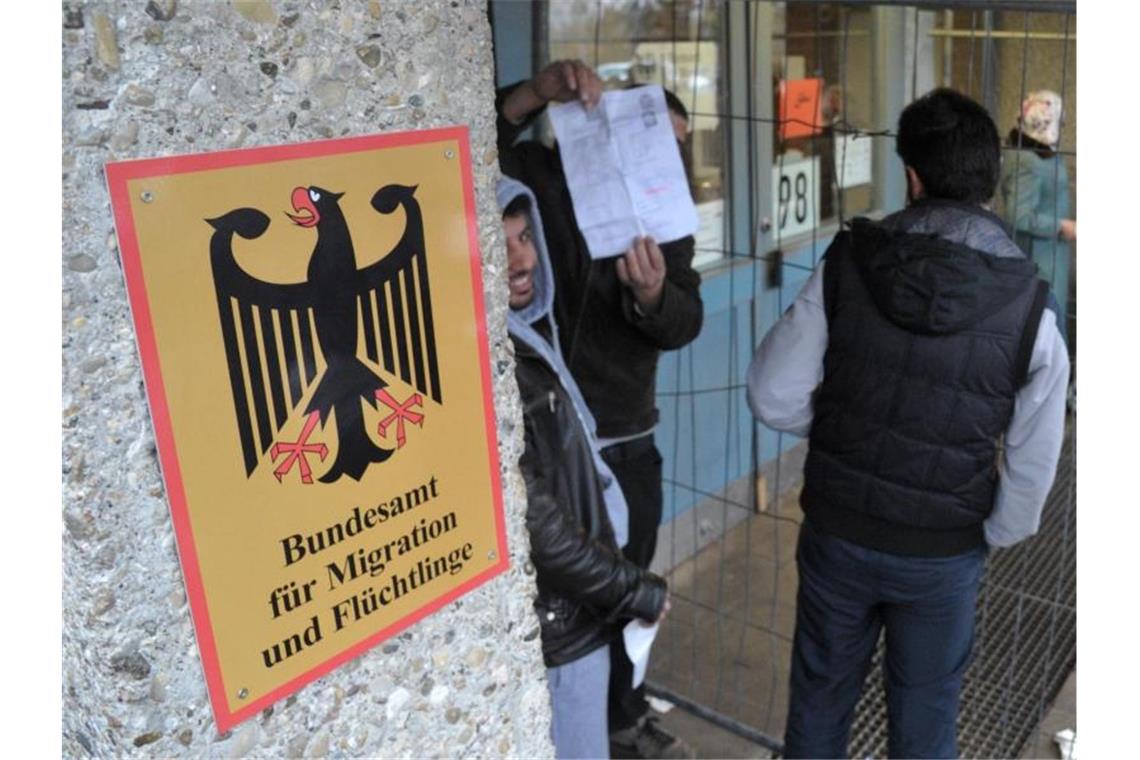 Flüchtlinge warten vor der Außenstelle des Bundesamtes für Migration und Flüchtlinge in der Landeserstaufnahmeeinrichtung (LEA) Ellwangen auf ihre Registrierung. Foto: Stefan Puchner/dpa/Archivbild