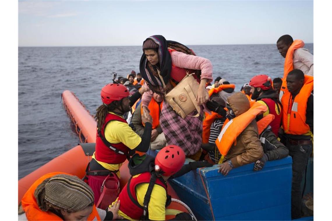 EU-Treffen zur Seenotrettung im Mittelmeer endet ergebnislos Flüchtlinge werden nördlich der libyschen Stadt Sabratha aus einem Schlauchboot gerettet. Ihnen droht oft der Rücktransport in das Bürgerkriegsland. Foto: Emilio Morenatti/AP