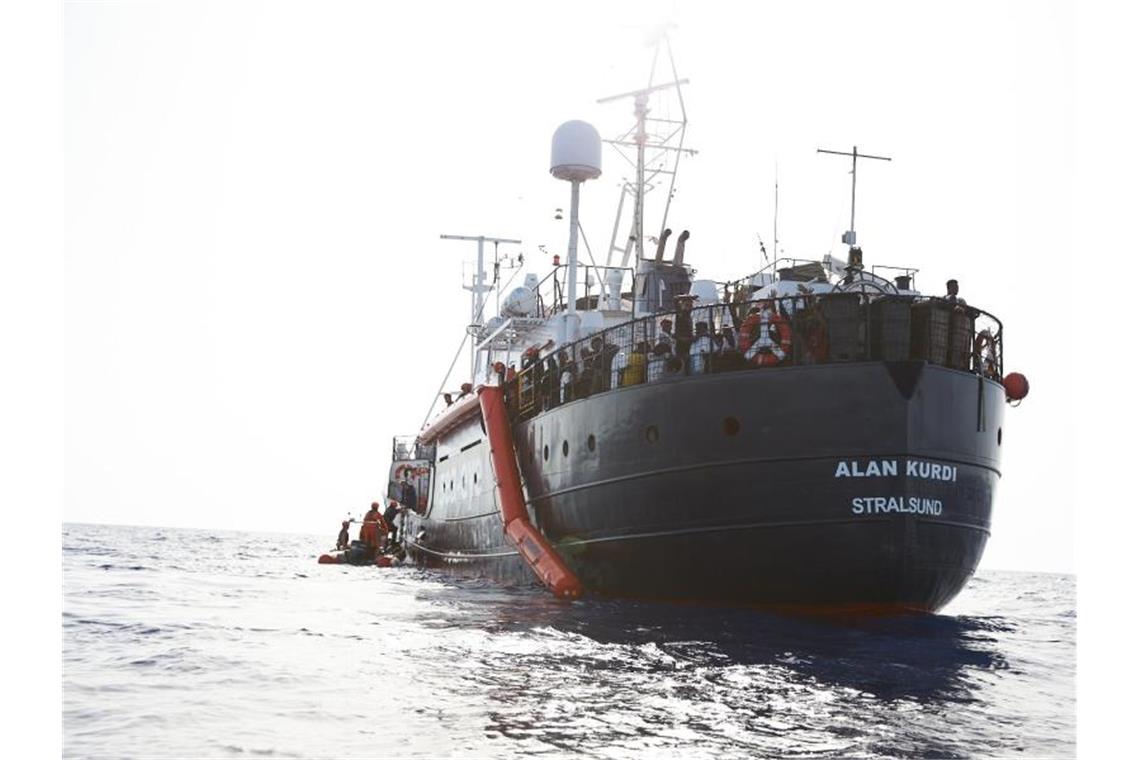 Flüchtlinge werden vor der Küste von Libyen von Mitgliedern der Rettungsorganisation Sea-Eye auf deren Schiff "Alan Kurdi" gebracht. Foto: Fabian Heinz/Sea-Eye