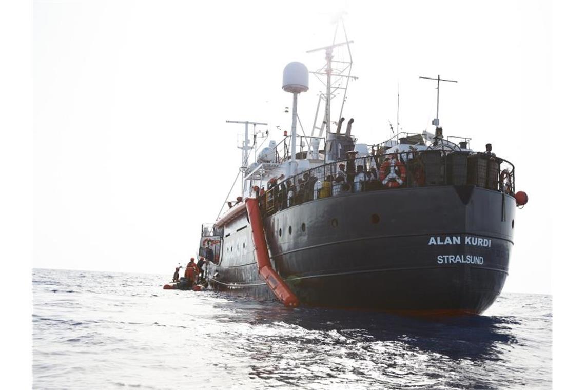 Erleichterung: Malta nimmt Migranten der „Alan Kurdi“ auf Flüchtlinge werden vor der Küste von Libyen von Mitgliedern der Rettungsorganisation Sea-Eye auf deren Schiff "Alan Kurdi" gebracht. Foto: Fabian Heinz/Sea-Eye